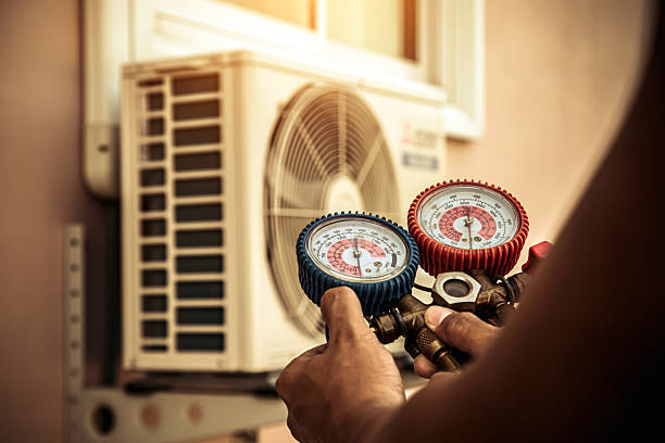 Professional Hvac technician working in Edgewood, TX